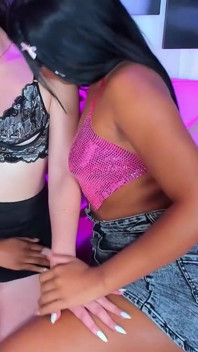 Léchage du clitoris avec un vibromasseur dans la chatte : double stimulation lesbienne