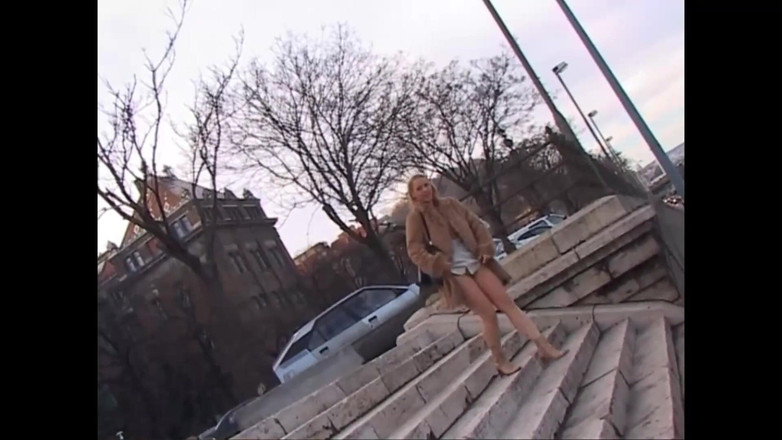 My real dirty life: Awek cantik yang bertetek besar ini melancap di tepi jalan...