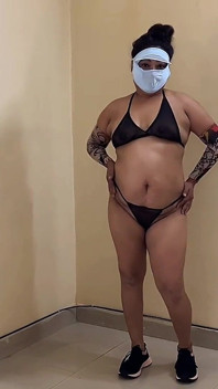Ragazza è andata nuda nella stanza chiusa e ha ballato