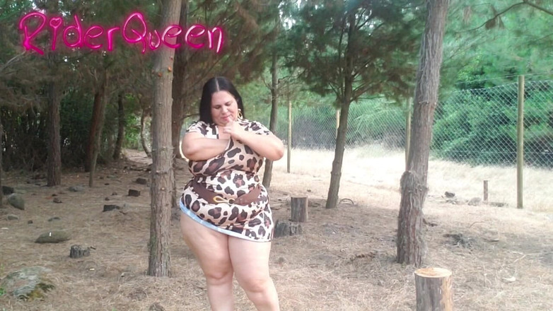 Riderqueen BBW Step Mom Latina Ebony: Röv dyrkar sexig styvmamma utomhus