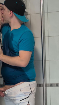 Sportswear pissen ficken in der dusche