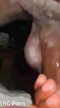 Fodendo minha mão apertando meu pau duro