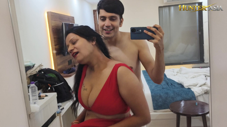 hunter Asia: laal saari men bare stan vaali bhaabhi ji ki chudaee