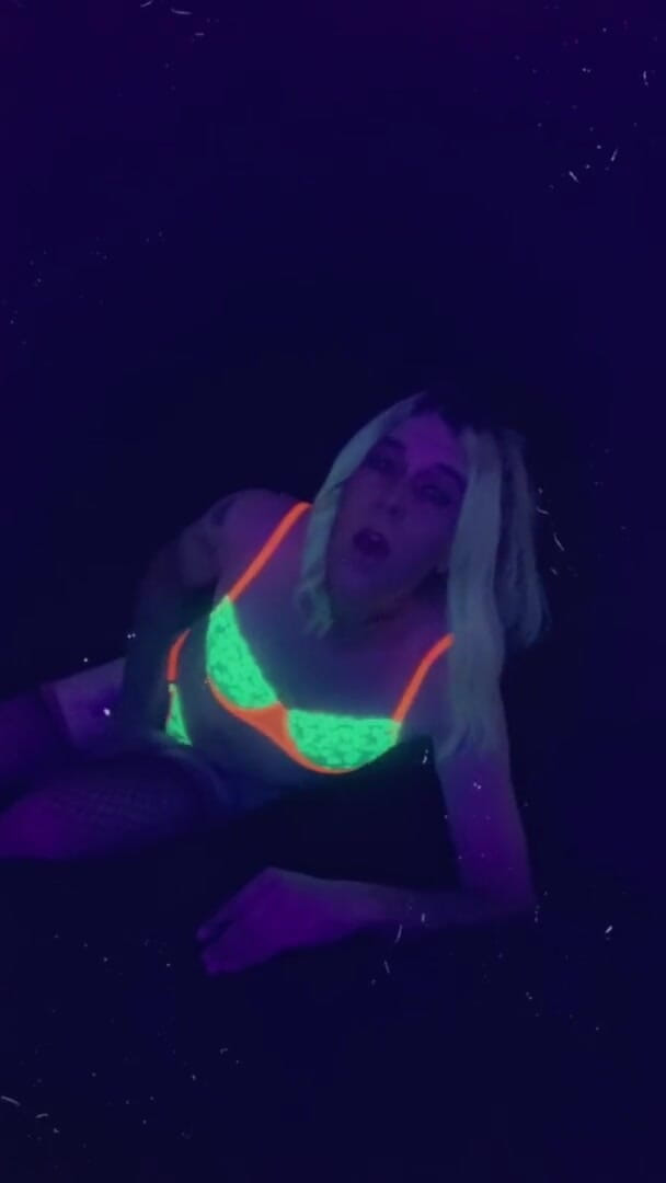 CarmenMelatonin: Une salope sexy veut ta bite