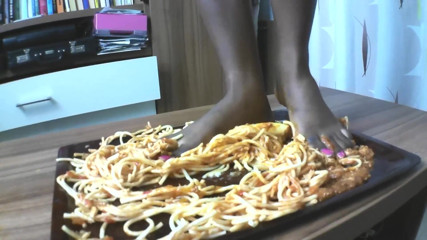 Femdom Austria: Italský otrok dostane jídlo: špagety a lasagne černých ebenových nohou!