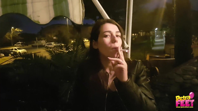Smokin Fetish: Smoking and foot fetish in outdoor with cute teen