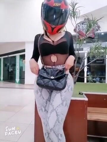 Barbietransxxxx: Дівчина на відкритому повітрі анальний квадрат з її мотоцикл шолом
