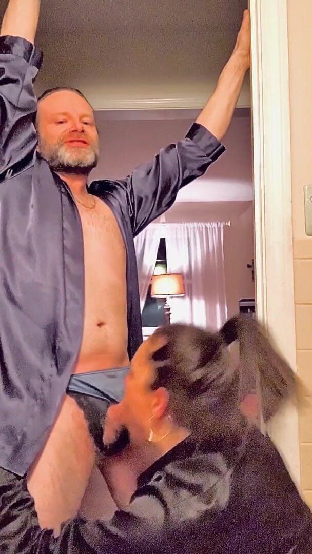 Satin Fetish King: Атласна сесія смоктання і траху з чудовою мілфою