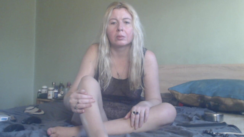 sunshinegoddes: O super mamă sexy blondă se masturbează cu loțiune