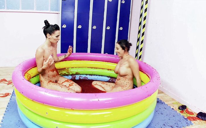LesbianFantasies: セクシーで熱い遊びと彼らの体でプール