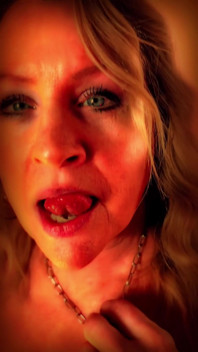 Katlicious face o tachinare de striptease foarte sexy și seducătoare în lenjerie roșie