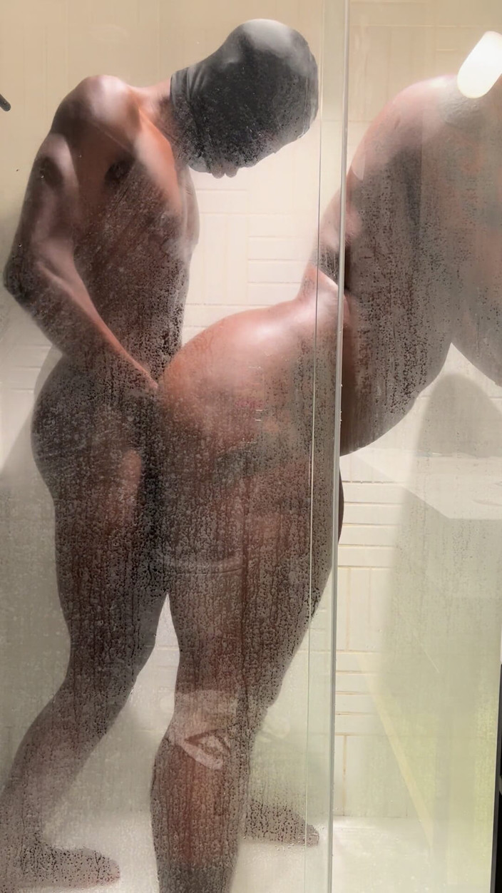 DADDYBLACKXXX: Dibiakkan di bilik mandi oleh twink