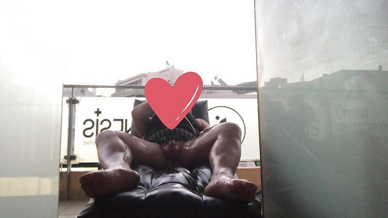 Elena andreou the best greek cross slut: Elena Andreou，希腊十字，疯狂的女人在阳台上把小沙发拿出来，没有一丝羞耻感地把油放在了她身上