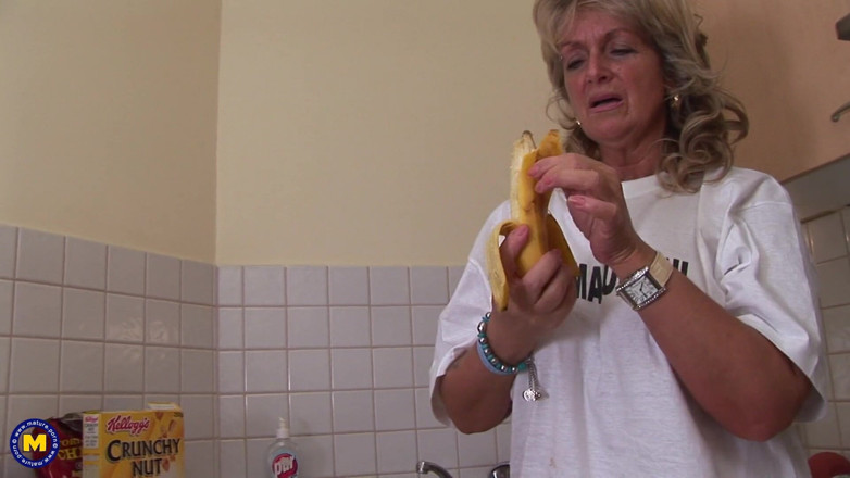 Mature NL: Une MILF blonde et un jeu de nourriture