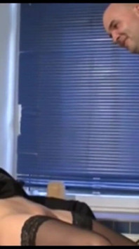 Sarışın orta yaşlı seksi kadın mutfakta yarak emiyor