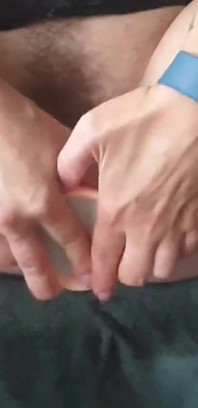 我坐在你面前，在你身上射精，而我则用我粗大的假阳具自慰