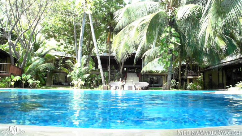 Melena Tara: Squirt und schöner Orgasmus auf Tropicals