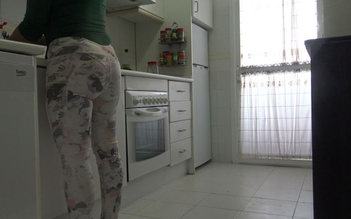 Stepmom Susan: La mia sexy matrigna inglese quasi mi ha sorpreso a...
