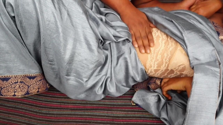 Saloni: 年轻女孩性爱视频村 18 岁