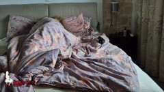 Lena Cox: Masturbasi pagi-pagi di ranjang