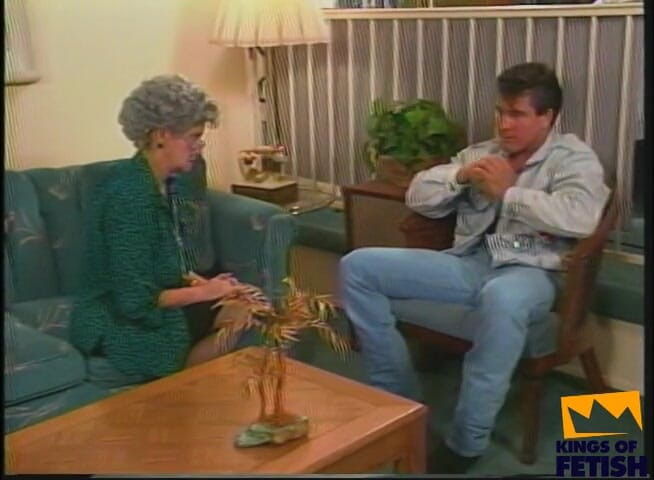 Fixed on Mature: Збуджена бабуся вчить молодого хлопця, як трахати її волохату пизду