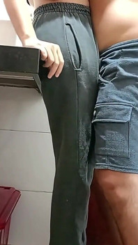 화장실에서 잡힌 하녀.