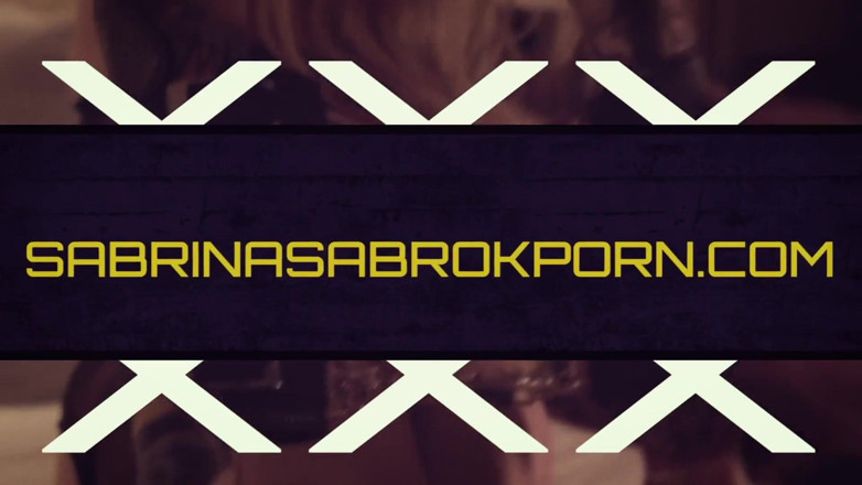 Sabrina Sabrok: tekak femdom lateks dan gaya doggy