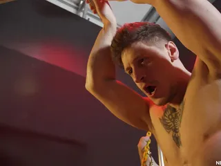 NextDoorRaw - Dalton Riley fokt en eet de strakke kont van de bathouse-eigenaar