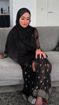 Hijabi Guesthouse Besitzer findet einen vibrator und kommt
