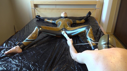 Latex Danielle: Latex Danielle ถูกมัดติดกับเตียง แล้วช่วยตัวเองด้วยเครื่องนวดสั่น