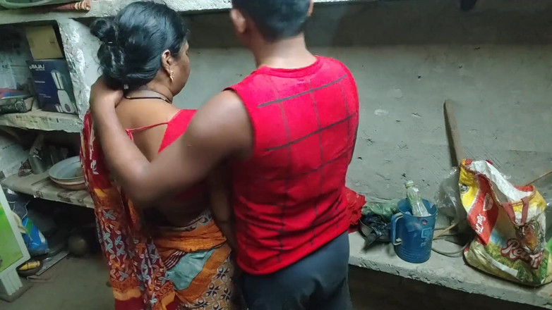 Raju Raju: Als der meister das zimmermädchen allein sah, zog der meister...
