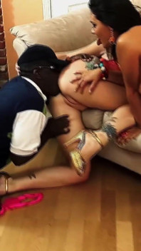 Adrianna Nicole en Charley Chase zuigen en aaien een enorme zwarte pik