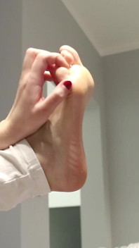 Des pieds s’amusent en regardant la télévision