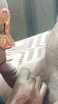 Nadržená Pirya Bhabhi si užívá sání ptáka svého partnera a kouření
