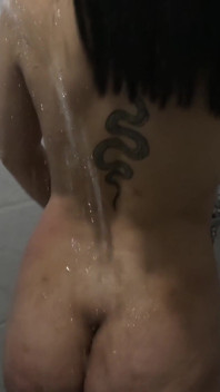 ソロTatto妻と大きなお尻の浴室