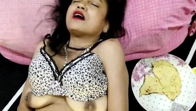 Anar Kali: Sexy lady prstění její sexuální části cigareta kouření sexy kundička