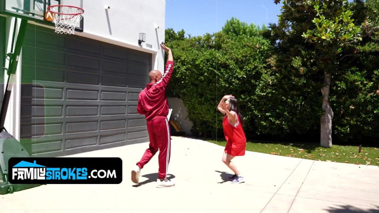 Family Strokes: Hijastra chica seduce al padrastro del entrenador durante el entrenamiento...