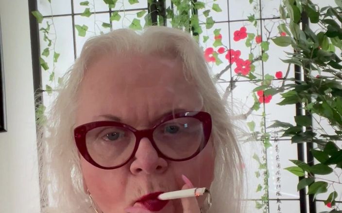 Constance: Transsexual care fumează