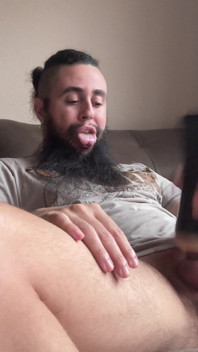 Il masturbatore si sta accarezzando