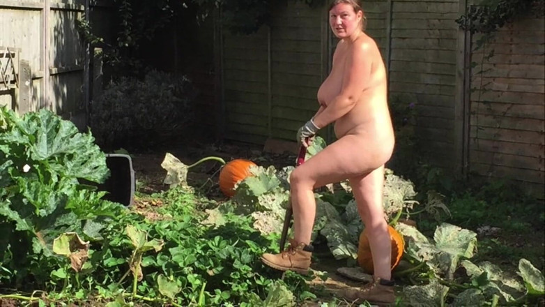 Frequentmasturbation: Naturists Enjoying the Summer Sunshine in the Garden
