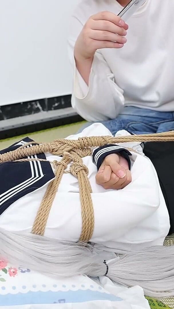 Asian bondage: Pies descalzos y pie cosquillas de la novia descalza