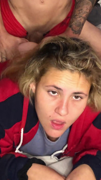 Pokojová služba dívka, která uklízí pokoje, je svedena hostem a jde na hruď