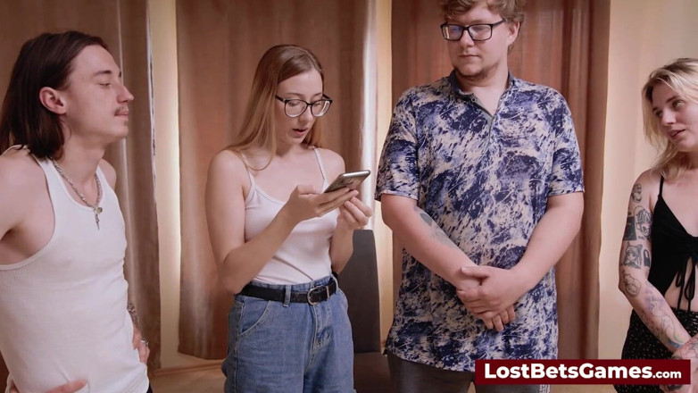 Lost Bets Games: 안젤리나 메리 딘과 Maks의 스트립 뮤지컬 의자