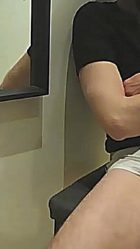 Amatérský chlapec čůrá několik kapk na bílé kalhotky své spolubydlící