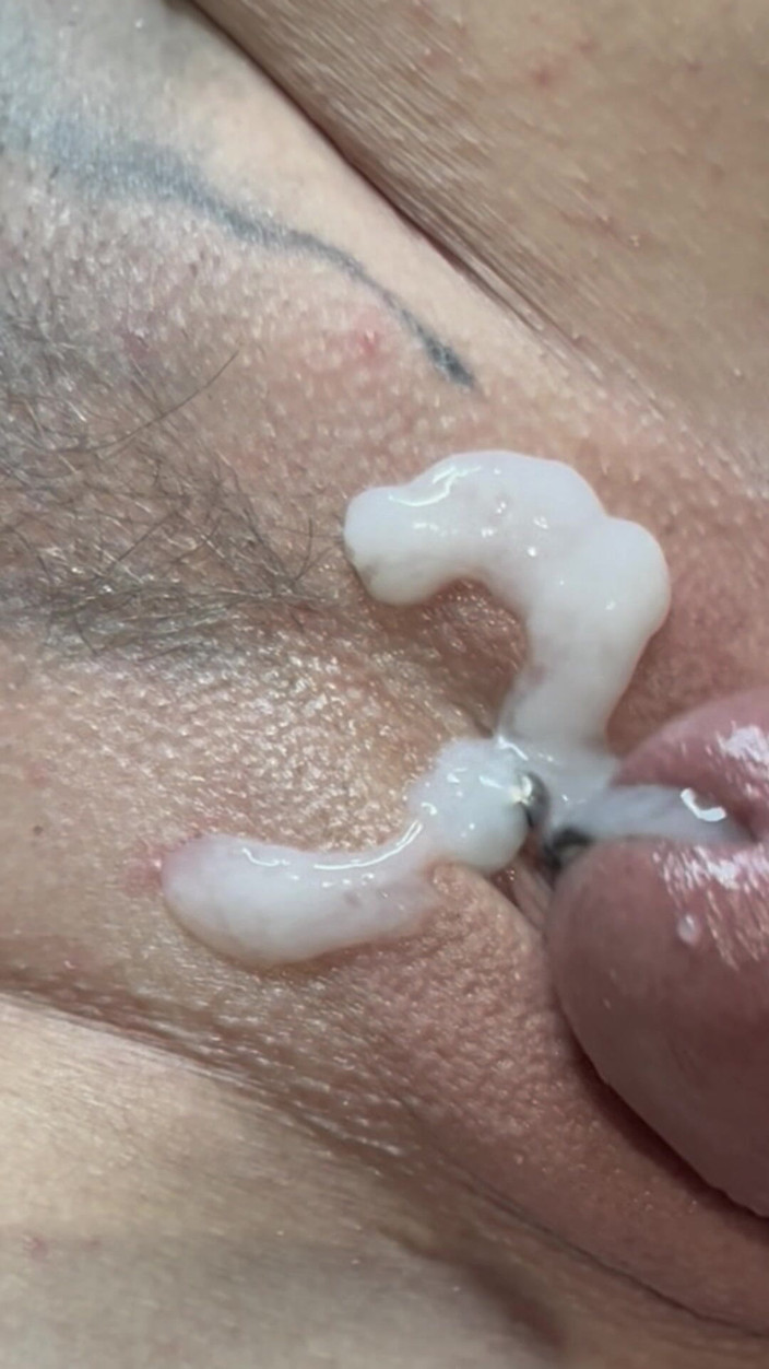 Nastasia_ink: Sexy MILF potřebuje paroháče, aby vyčistil její krémovou kundičku