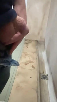 Nakukování, čůrání, obnažování, škádlení na veřejném pisoáru