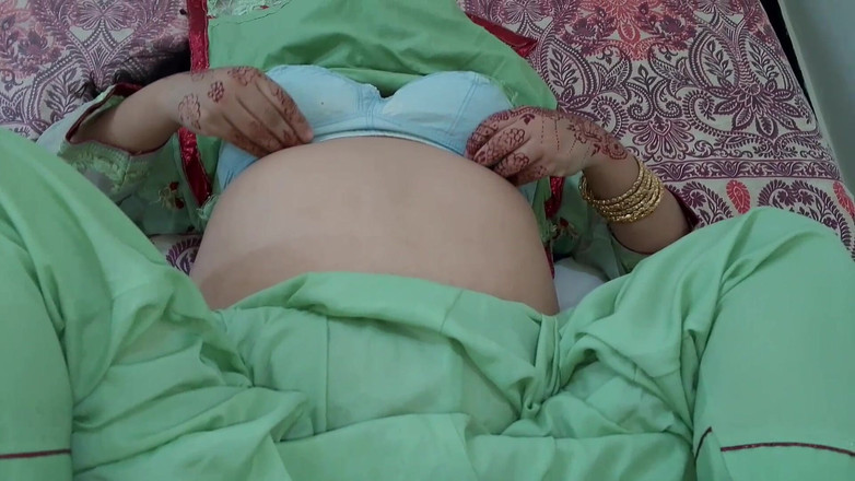 QueenbeautyQB: Desi indická bhabhi si užívá sdílení postele