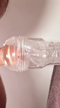 น้อง Fleshlight Ice Lady โดนหมีขนดกเย็ดด้วยควยใหญ่