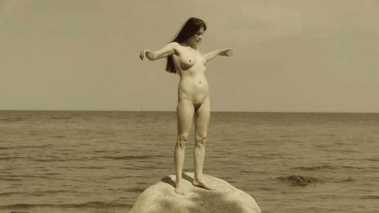 Rebeccaxhot: Nuda sulla spiaggia del Mar Baltico