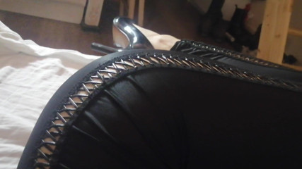 Taya Lite: O fată în pantaloni de piele arată tocuri înalte și apoi începe să-și mângâie...